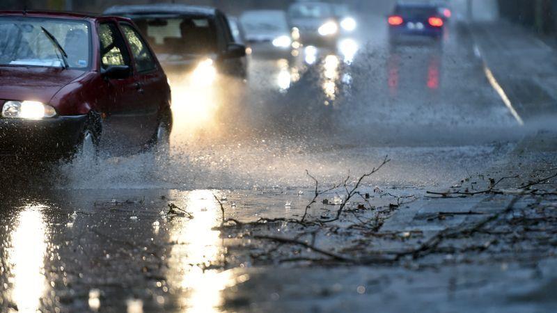 Wenn das Wasser nicht abfließen kann, kommt es auf der Straße zu Aquaplaning. Foto: Caroline Seidel-Dißmannel/dpa/dpa-tmn