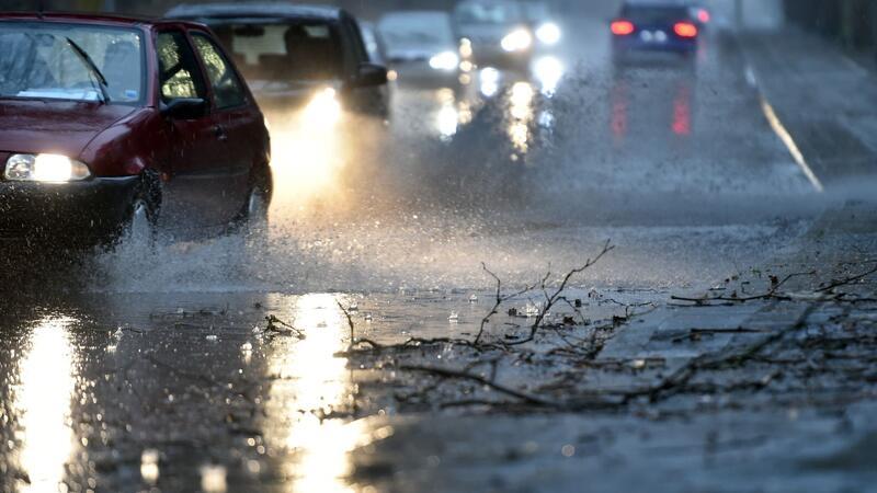 Sturm und Unwetter: So bleiben Sie und Ihr Auto sicher Wenn das Wasser nicht abfließen kann, kommt es auf der Straße zu Aquaplaning.