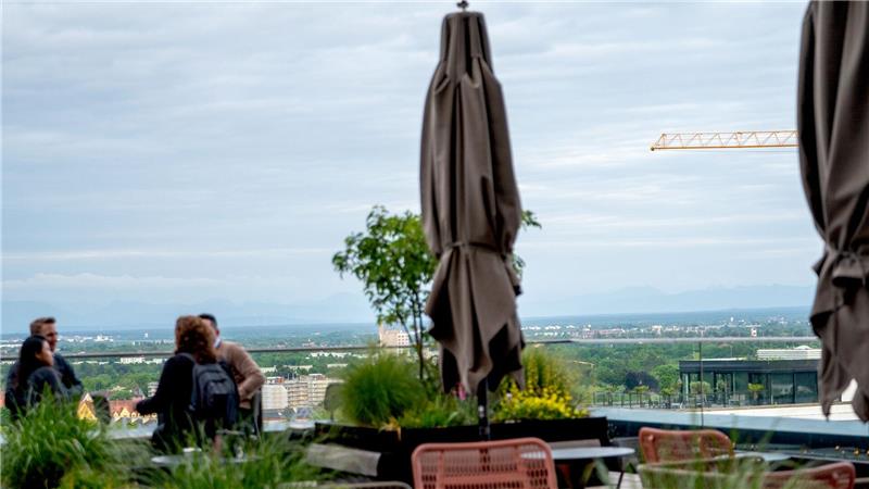Einkehr mit Aussicht in deutschen Metropolen Wenn das Wetter gut ist, dann sieht man sogar die Berge von der Rooftop-Bar des „Fitzroy“ in München. (Archivbild)