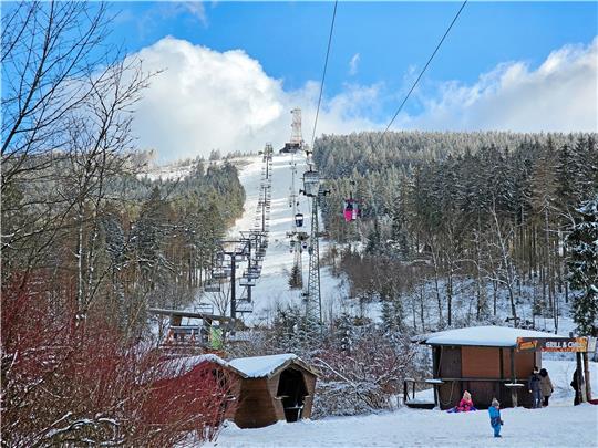 Wenn der Bocksberg wie jetzt mit traumhaftem Winterwetter lockt: Echter Parkdruck entsteht in Hahnenklee nach Meinung der Experten in der Regel nur, wenn bei geeigneter Witterung die Tagestouristen in den Ort strömen. Foto: Sowa