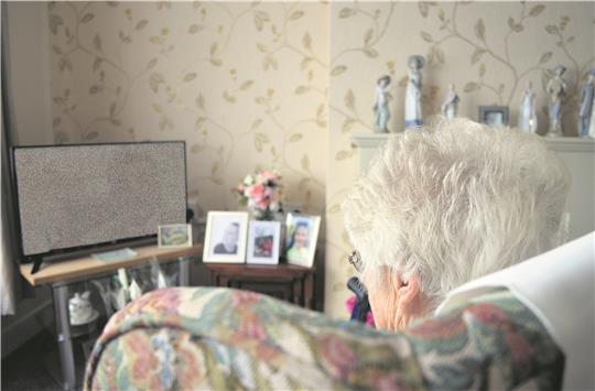 Wenn der Fernseher aus bleibt, wird es still in der Wohnung.  Symbolfoto: Christoph Meyer/dpa, Montage: Lenk