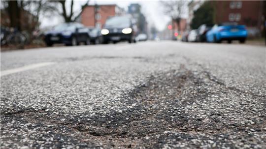 Wenn der Frost und Schnee auftauen, kommt es vermehrt zu Straßenschäden, warnt der ADAC Hansa. (Archivbild)