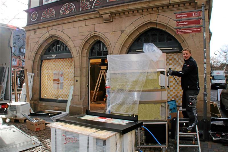 Wenn der Ofen nicht im Ganzen rein will: Auf der Baustelle am Marktplatz ist die Tür plötzlich zu eng oder die Technik zu breit. Wie auch immer: Am Dienstag soll hier das Brotzeit-Konzept der Bäckerei Braun starten.  Fotos: Privat, Heine