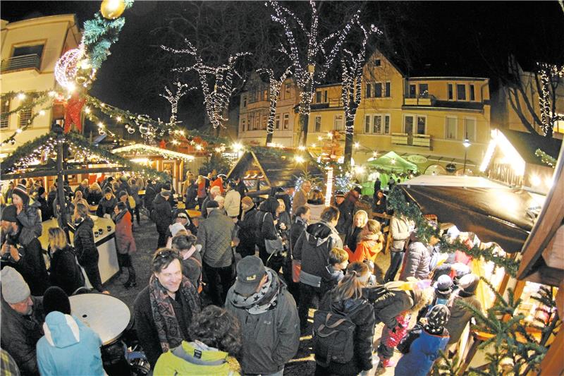 Wenn der Wintertreff in diesem Jahr wieder stattfinden sollte, dann auf dem Port-Louis-Platz, so wie hier zu sehen 2019. Ein Ortswechsel kommt für Veranstalter Markus Zech nicht in Frage. Genauso wenig eine Absperrung – da ist er sich mit der Stadt einig. Archivfoto: Schlegel
