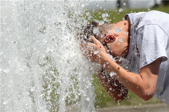 Wenn die Hitze nicht mehr zu ertragen ist, hilft nur eins: Erfrischung mit Wasser.