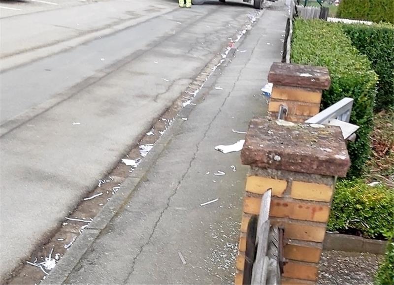 Müll aus Altpapier-Container verdreckt Hahndorfer Vorgärten Wenn die KWB ihre Container leeren, fliegt Papier in die Gärten. Foto: Privat