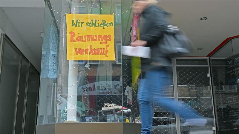 Wenn die Menschen für Energie und Lebensmittel mehr zahlen müssen, halten sie sich beim Konsum zurück. Das bekommt der Einzelhandel zu spüren. (Symbolbild)