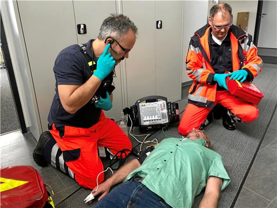 Wenn die Rettungssanitäter schon da sind und der Notarzt noch unterwegs: Telemediziner helfen per Telefon.  Archivfoto: Privat