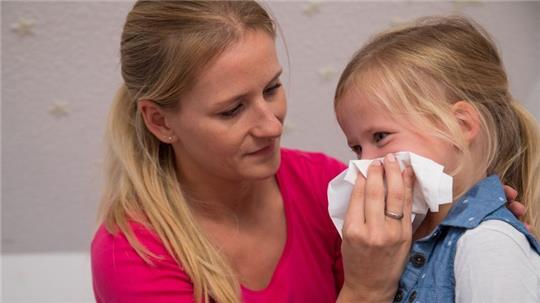 Wenn die Schniefnase läuft: Hausmittel können Symptome lindern. Foto: Christin Klose/dpa-tmn