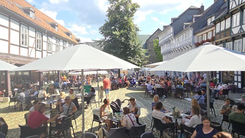 Von Woche zu Wochen kommen immer mehr Touristen Wenn die Sonne scheint, ist jede Menge los in Goslar.