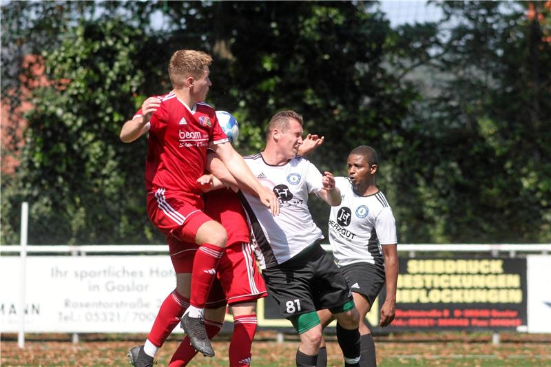 Aufsteiger VfL Oker II sorgt derzeit für richtig viel Spektakel Wenn die Zweite des VfL Oker in dieser Saison der Fußball-Nordharzliga auf dem Platz steht, sind Torraumszenen garantiert. Hier steigt Sascha Busch (2. v. re.) zum Kopfball hoch. Foto: Gietemann