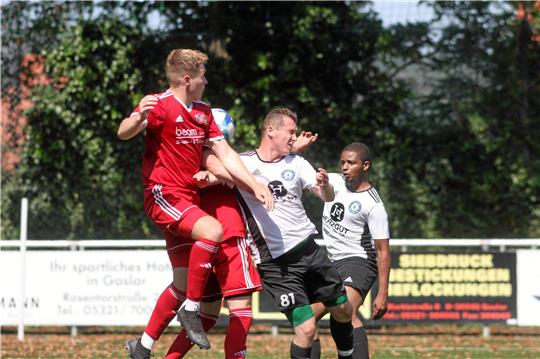 Wenn die Zweite des VfL Oker in dieser Saison der Fußball-Nordharzliga auf dem Platz steht, sind Torraumszenen garantiert. Hier steigt Sascha Busch (2. v. re.) zum Kopfball hoch. Foto: Gietemann