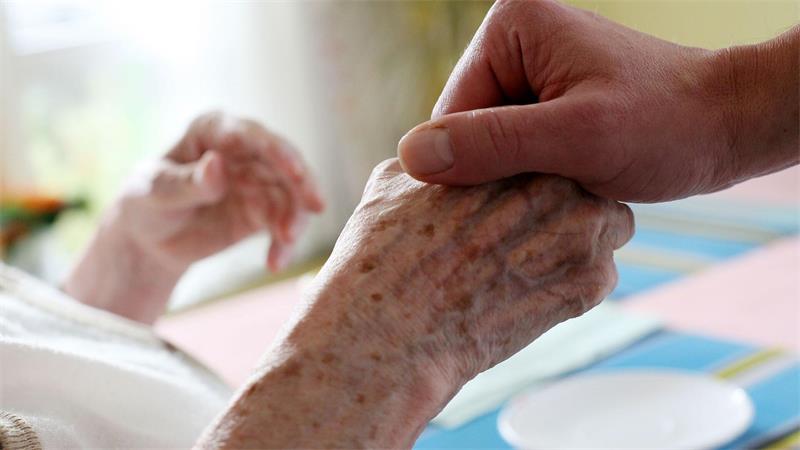 Wenn die helfende Hand zu der eines Täters wird: Auf Hilfe angewiesene Menschen können leichter Opfer von Straftaten werden. (Symbolbild)