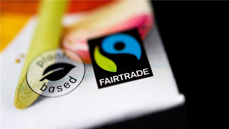 Bundesbürger kaufen deutlich mehr Fairtrade-Produkte Wenn dieses Siegel auf einer Verpackung ist, soll der Inhalt fair produziert und gehandelt sein - so das Versprechen des Vereins Fairtrade.
