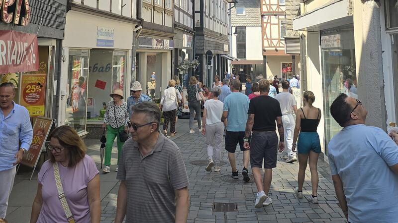 Stadt Goslar sieht positive Entwicklung seit der Corona-Zeit Wenn doch immer so viele Menschen auf der Hokenstraße wären: Die Situation des Innenstadthandels beschäftigt aktuell die Ratspolitik.