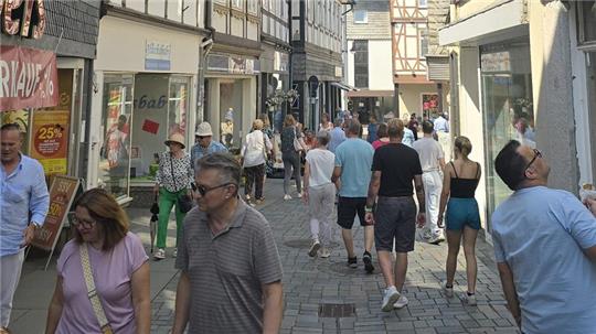Wenn doch immer so viele Menschen auf der Hokenstraße wären: Die Situation des Innenstadthandels beschäftigt aktuell die Ratspolitik.