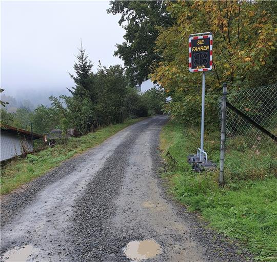 Wenn ein Auto auf die Geschwindigkeitsanzeigetafel zufährt, dann zeigt sich ein Smiley – entweder freundlich oder mit herunter gezogenen Mundwinkeln. Auch auf diesem Schotterweg. Foto: Privat