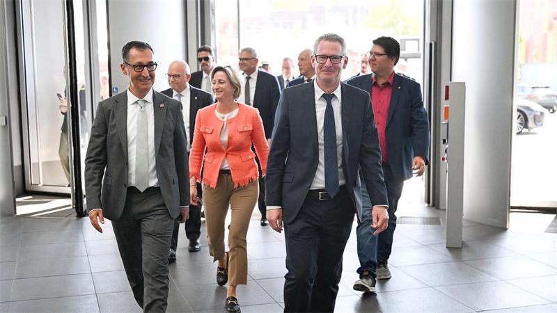 Wenn er die Kostenstruktur des Standorts Neckarsulm „vergleiche mit Wolfsburg, dann muss sich Neckarsulm nicht verstecken“, sagt Özdemir.