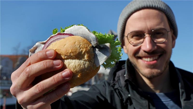 Das Fischbrötchen bekommt ein eigenes Buch Wenn er die Wahl hat, entscheidet sich Gottfried Haufe immer für das Fischbrötchen mit Bismarckhering.