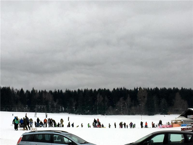 Stadt Braunlage will den Skihang nicht aufgeben Wenn er läuft, dann sind die Schlangen lang: Der Hasselkopf-Skilift ist gerade bei Anfängern und nicht geübten Wintersportlern sehr beliebt. Archivfoto: Eggers