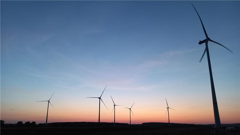 Windpark in der Abenddämmerung.