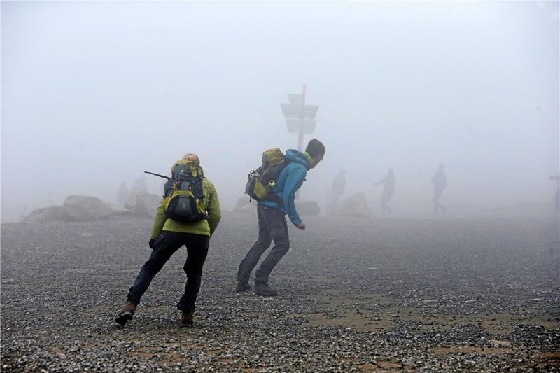 Politiker-Ehepaar aus Brandenburg läuft bei Sturmgefahr zum Brocken Wenn es auf dem Brocken stürmt, kann es auf dem Gipfel auch gefährlich werden, so wie bei diesem Sturm im vergangenen Jahr. Foto: Bein