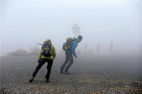 Wenn es auf dem Brocken stürmt, kann es auf dem Gipfel auch gefährlich werden, so wie bei diesem Sturm im vergangenen Jahr. Foto: Bein
