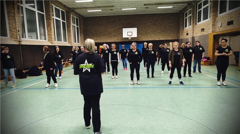 Wenn es auf der Wolfshöhe zu kalt ist, trifft sich die Wolfshäger Hexenbrut zur Probe ihrer Choreografien in der Sporthalle.  Foto: Wedde