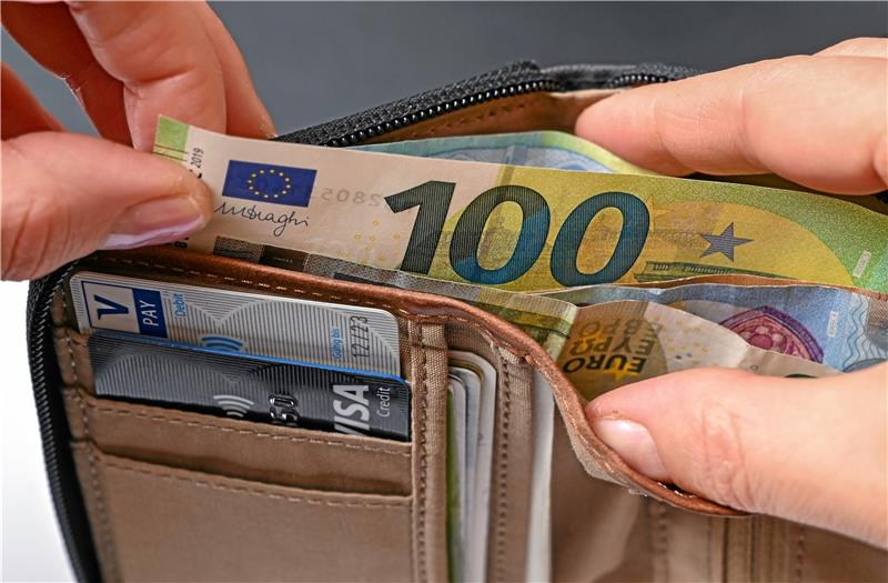 Finanzausschuss: Ratsleute wollen nicht mehr Geld bekommen Wenn es nach dem Finanzausschuss geht, wollen Ratsmitglieder auf die Erhöhung ihrer Aufwandsentschädigung verzichten – sie geben sich weiterhin mit einer Pauschale von 100 Euro pro Monat zufrieden. Funktionsträger der Feuerwehren, Behinderten- und Gleichstellungsbeauftragte, Archivare und Stadtheimatpfleger sollen hingegen mehr Geld bekommen. Symbolfoto: Patrick Pleul/dpa