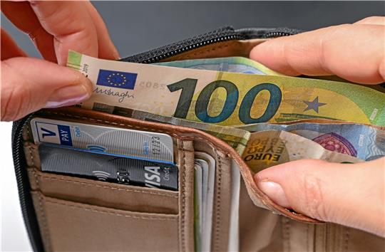 Wenn es nach dem Finanzausschuss geht, wollen Ratsmitglieder auf die Erhöhung ihrer Aufwandsentschädigung verzichten – sie geben sich weiterhin mit einer Pauschale von 100 Euro pro Monat zufrieden. Funktionsträger der Feuerwehren, Behinderten- und Gleichstellungsbeauftragte, Archivare und Stadtheimatpfleger sollen hingegen mehr Geld bekommen. Symbolfoto: Patrick Pleul/dpa