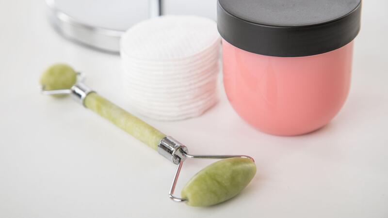Die besten Pflege-Tipps für gesunde Haut Wenn es um die Pflegeroutine geht, ist es ratsam, bei den vertrauten Pflegeprodukten zu bleiben.