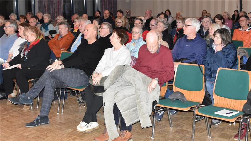Hahnenklee ringt um sein politisches Sprachrohr Gruppe von Menschen sitzt in einem Saal auf Stühlen und hört aufmerksam zu