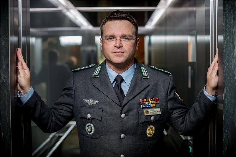 Bundeswehrverband will „Machtwort” von Scholz «Wenn für unsere Regierung Worte wie Verteidigungsfähigkeit, Schutz oder Wehrhaftigkeit nicht bloße Worthülsen sein sollen, muss Bundeskanzler Scholz seine Richtlinienkompetenz wahrnehmen und ein Machtwort sprechen», sagt der Vorsitzende des Bundeswehrverbandes, Oberst André Wüstner.