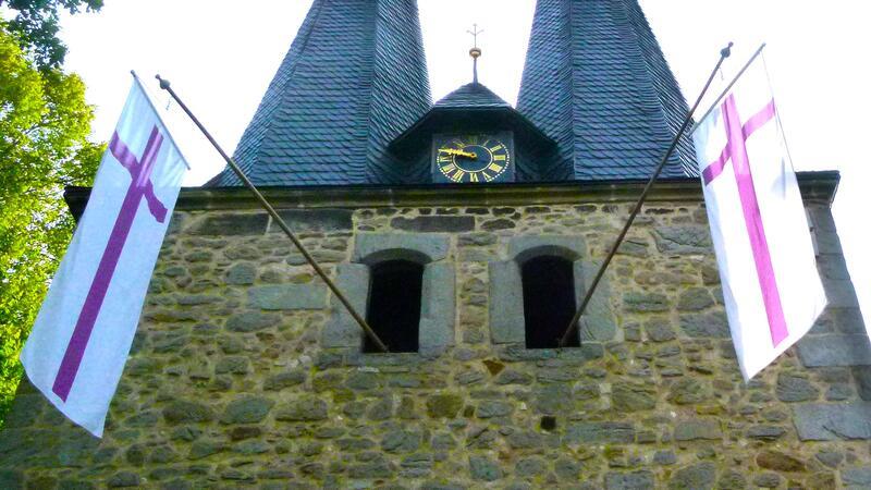 Liebenburgs St. Trinitatis läutet nur noch mit halber Kraft Wenn in Liebenburg Konfirmation ist, dann wehen an St. Trinitatis nicht nur die Fahnen, sondern die Jugendlichen läuten auch ihre eigene Konfirmation ein.