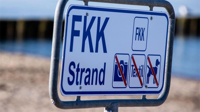 Wenn jemand nackt am Strand liegt, bedeutet das nicht, dass sie oder er dort fotografiert werden darf. (Symbolbild)
