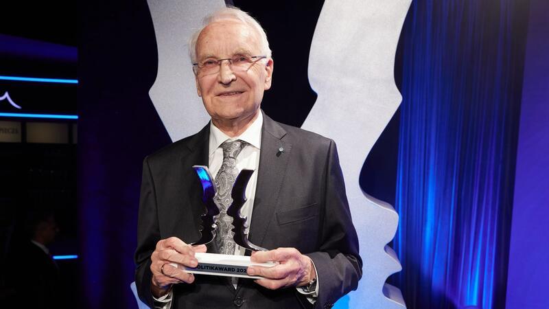 Stoiber erhält Politikpreis - und fordert Vertrauensfrage Wenn man als Bundeskanzler mit 14 Prozent aus einer bundesweiten Wahl hervorgehe, reiche das nicht aus, findet Edmund Stoiber.