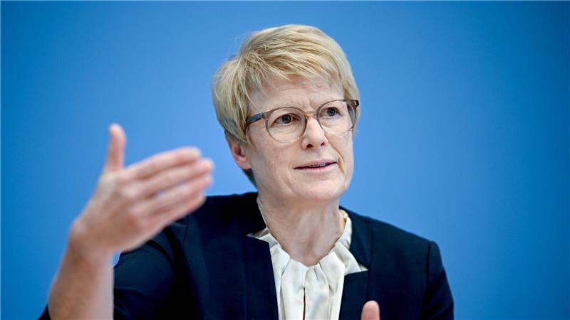 „Wenn man den Menschen Versprechungen macht, die man am Ende nicht halten kann, dann sorgen sie nicht privat vor, obwohl viele es könnten“, meint die Wirtschaftsweise Veronika Grimm. (Archivbild)