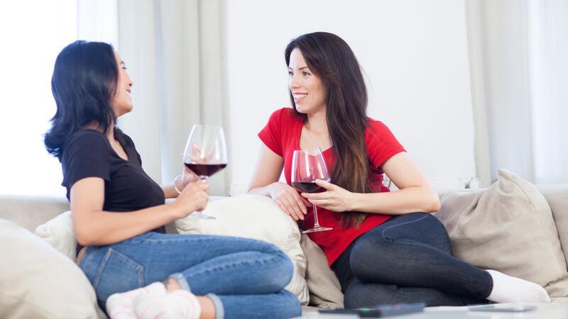 7 Fakten, mit denen Menschen ihr Verhalten wirklich ändern Wenn man die Routine, abends ein Glas Wein zu trinken, mit etwas ändert, das die Stimmung beruhigt, kann man seine Gewohnheit durchbrechen.