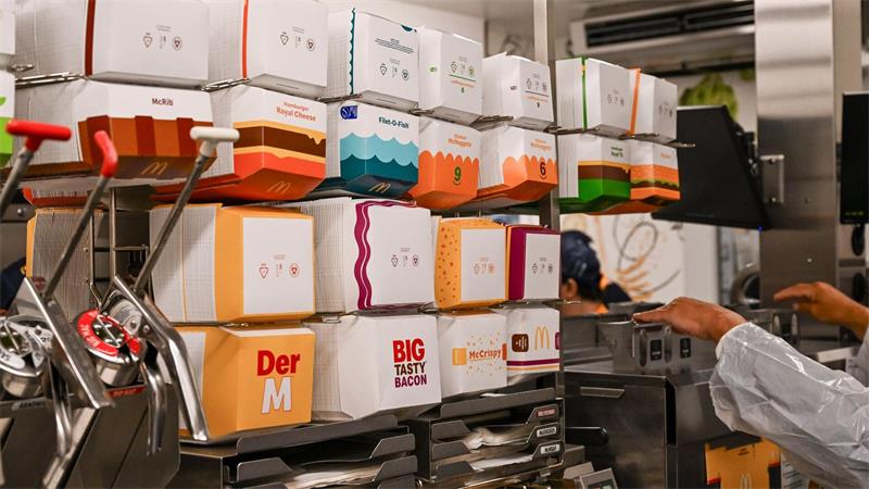 Der McRib verabschiedet sich aus dem Standardsortiment Wenn man genau schaut, ist vorne links die McRib-Packung zu erspähen - damit ist es ab Mittwoch aber erstmal vorbei. (Archivbild)