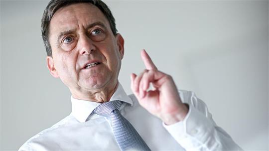 „Wenn nicht schnell und entschlossen gehandelt wird, dann fliegen uns zum Jahreswechsel die Finanzen um die Ohren“, warnt Oliver Blatt, Chef des GKV-Spitzenverbands.