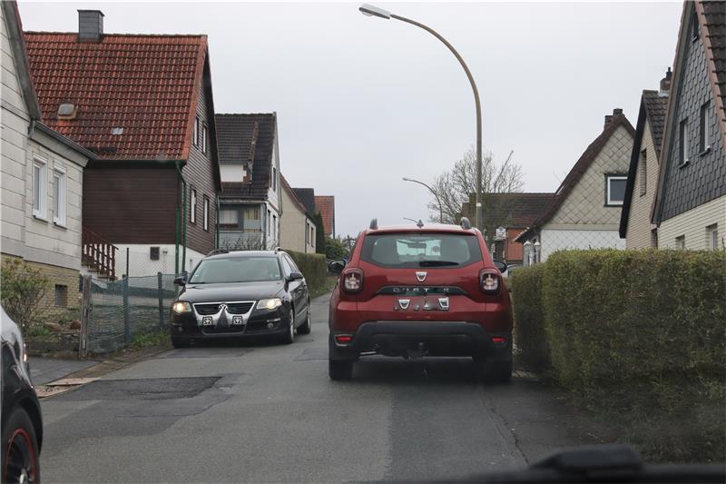 Wenn sich in Stoßzeiten die Fahrzeuge begegnen, dann wird es für Fußgänger spätestens eng. Foto: Neddermeier