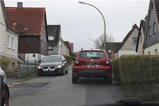 Wenn sich in Stoßzeiten die Fahrzeuge begegnen, dann wird es für Fußgänger spätestens eng. Foto: Neddermeier