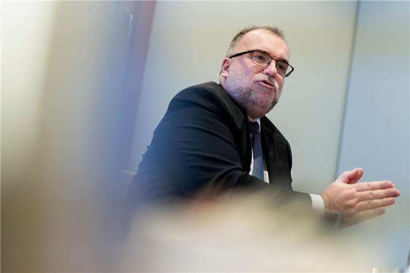 BDI: Ziele für Güterverkehr auf Schiene „illusorisch” «Wenn wir über zusätzliche Strecken oder Gleise an bestehenden Strecken sprechen, dauert es von der ersten Idee bis zum ersten Zug Jahrzehnte»: BDI-Präsident Siegfried Russwurm.
