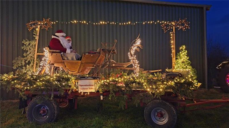 Wennschon, dennschon: Auch zwei Weihnachtsmänner aus Lochtum fahren ebenfalls von Lengde über Vienenburg nach Wiedelah.