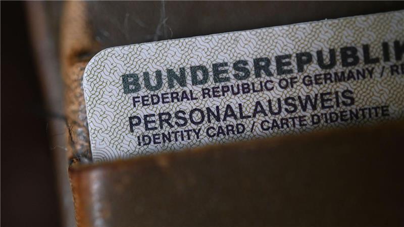 Briefträger bringen künftig auch neue Ausweise Wer 16 Jahre oder älter ist, kann seinen neuen Personalausweis auch per Post zugestellt bekommen. (Symbolbild)