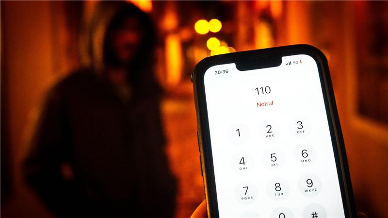 Sicher nach Hause: Welche Angebote nachts helfen können Wer Angst hat, kann die Polizei oder das Heimwegtelefon anrufen. (Symbolbild)