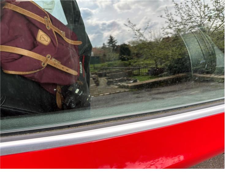 Wer Fotoapparat und Rucksack offen auf dem Rücksitz liegen lässt, lädt die Diebe geradezu ein. Die Polizei empfiehlt deshalb, Wertgegenstände nicht im Wagen zu lassen.  Fotos: Eggers