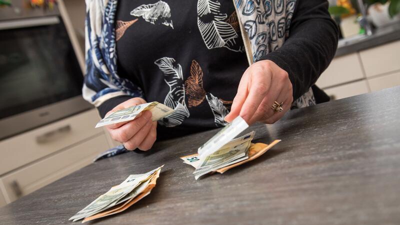 Warum Sie Ihr Geld anlegen sollten - und wie das funktioniert Wer Geld spart und anlegt, muss im Alter nicht jeden Cent zweimal umdrehen.