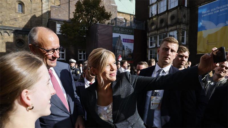 Zwischen Party und Warnruf - Wie Bremen die Einheit feiert Wer Glück hatte, konnte ein Selfie ergattern.
