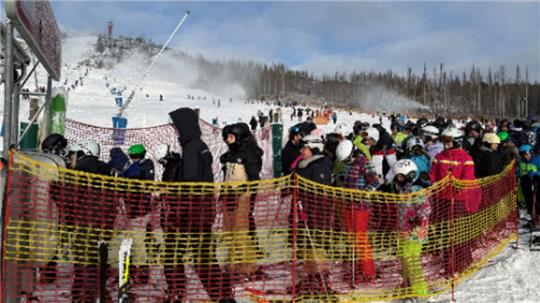 Wer Skifahren will, muss am Sonntag warten: Vor dem Lift bildet sich eine lange Schlange.